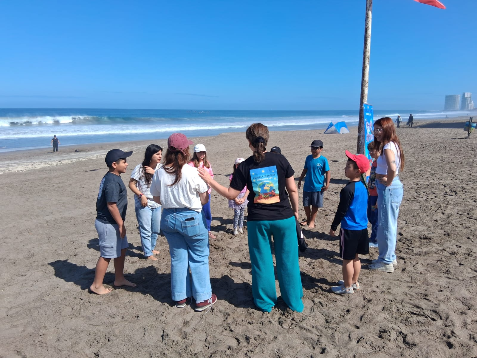 Actividad grupal de Wonderful Life en la playa